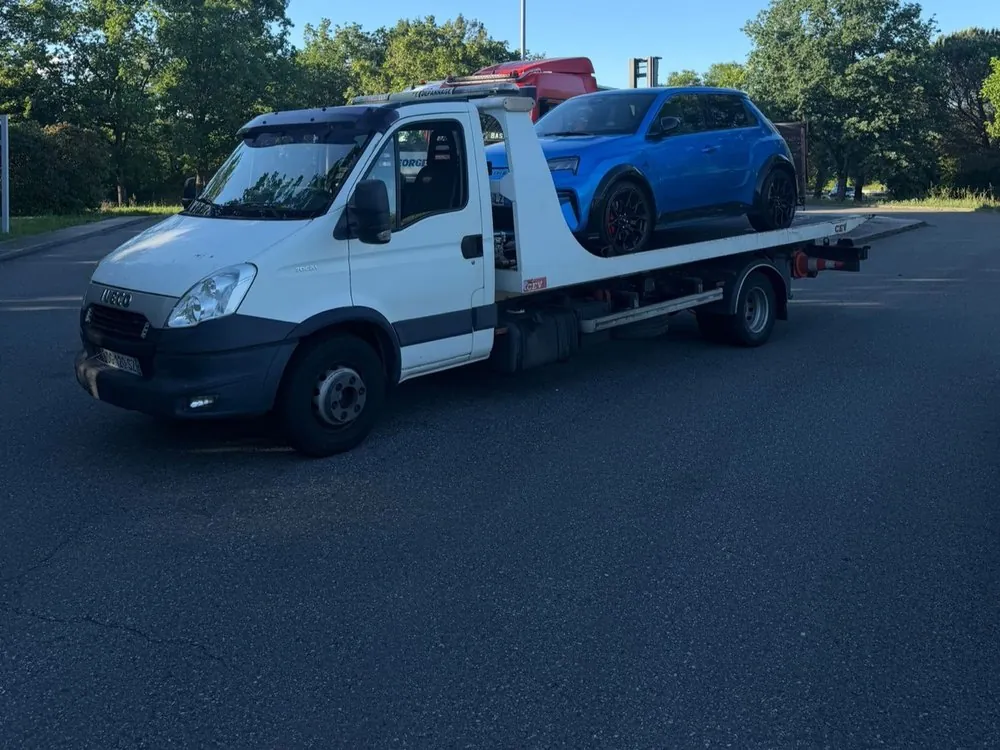 La dépanneuse de NR Dépannage, plateau IVECO, avec un véhicule chargé